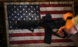 Un instructeur montre le maniement d'un fusil semi-automatique AR-15 à Jackson, au Mississippi, le 26 septembre 2020