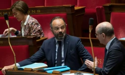 Le Premier ministre Edouard Philippe (c) à l'Assemblée nationale aux cÎtés du ministre de l'Education Jean-Michel Blanquer (d) lors d'une séance de questions le 21 avril 2020 à Paris