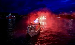 Des bateaux de pĂȘche français bloquent le port de Saint-Malon, en Ille-et-Vilaine, le 26 novembre 2021, pour peser dans le conflit des droits de pĂȘche qui les opposent aux pĂȘcheurs britanniques