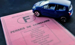 A partir de l'année prochaine, les conducteurs novices pourront réduire le délai probatoire, qui les obligeait à patienter pour obtenir la totalité des 12 points, en suivant une formation "post permis" de sept heures