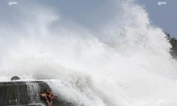 Imprudence sur la digue de Roches Noires
