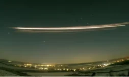 Photo diffusée par l'Institut Leibniz de physique atmosphérique, le 19 février 2026, montrant une image à exposition de 30 secondes de l'étage supérieur d'une fusée Falcon 9 rentrant dans l'atmosphère au-dessus de Berlin, le 19 février 2025 en Allemagne ( Institut Leibniz de physique atmosphérique / Gerd Baumgarten )