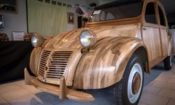Un 2CV Citroën en bois, le 21 mars 2017 à Loches (Indre-et-Loire) ( AFP / GUILLAUME SOUVANT )