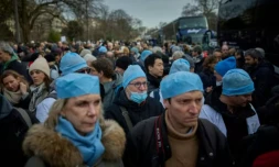 Des médecins embarquent dans des bus à Paris, pour un exil symbolique à Bruxelles, dans le cadre d'un mouvement de protestation, le 11 janvier 2026 ( AFP / Kiran RIDLEY )