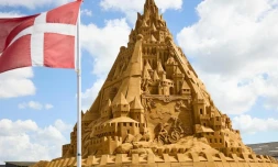 Situé dans la station balnéaire de Blokhus, à la pointe nord du Jutland, le château a été construit selon la forme d?une pyramide pour ne pas s?effondrer.