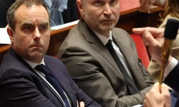  Le Premier ministre Sébastien Lecornu (g) et le ministre des Relations avec le Parlement, Laurent Panifous, lors d'une séance de questions au gouvernement à l'Assemblée nationale, le 3 février 2026 à Paris © Ludovic MARIN / AFP/Archives 