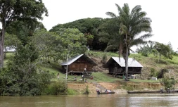 Dans le village d'Elahe, au coeur du parc national amazonien de Guyane, d'Amérindiens vivant au bord du fleuve Maroni, le 13 mars 2007. JODY AMIET/AFP