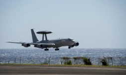  Un avion E-3F a atterri Saint-Denis pour la première fois depuis 2008 