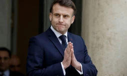 Le président Emmanuel Macron le 20 février 2025 sur le perron de l'Elysée à Paris ( AFP / Ludovic MARIN )