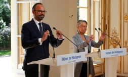 Le Premier ministre Ădouard Philippe et la ministre des Transports Ălisabeth Borne reçoivent les syndicats de cheminots Ă Matignon, le 7 mai 2018 Ă Paris