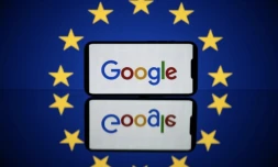 Le logo de Google sur un téléphone devant un drapeau européen. Photo prise le 27 avril 2023 à Toulouse ( AFP / Lionel BONAVENTURE )