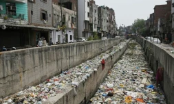 Un égout pluvial rempli d'ordures à Seelampur, quartier de New Delhi, le 26 avril 2023 ( AFP / Arun SANKAR )