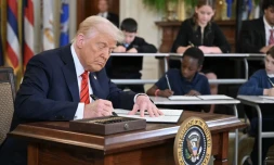 Le président américain Donald Trump signe un décret à la Maison-Blanche à Washington, DC, le 20 mars 2025. (MANDEL NGAN / AFP)