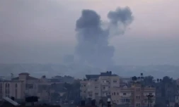 De la fumée dans le ciel de la bande de Gaza, au-dessus de la ville de Khan YounÚs aprÚs une frappe israélienne le 15 novembre 2023 ( AFP / SAID KHATIB )