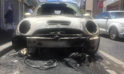 Voiture incendiée, brûlée, centre-ville, Saint-Denis, carcasse