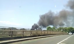 Peu avant 13 heures, les pompiers maîtrisaient un incendie dans le bus d\'un groupe de personnes de troisième âge dans le quartier de Beauvallon à Saint-Benoît. (Photo Radar 974 - Liily Pretty)