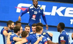 La joie des Français, après leur victoire, 30-29 face au Danemark, synonyme de qualification pour les demi-finales de l'Euro, le 26 janvier 2022 à Budapest