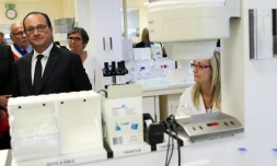 Visite du président François Hollande dans un laboratoire de fabrication de médicaments antidouleurs, le 17 mai 2016 au Grand-Quevilly prÚs de Rouen