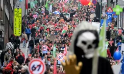Des manifestants s'opposant à la politique budgétaire du gouvernement De Wever, à Bruxelles, le 14 octobre 2025 ( AFP / Nicolas TUCAT )