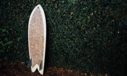 L\'américain Taylor Lane fabriquait une planche de surf à base de 10 000 cigarettes. (Photo DR)