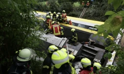 Des secouristes sur les lieux du déraillement d'un train près de Riedlingen en Allemagne, le 27 juillet 2025 ( dpa / Thomas Warnack )