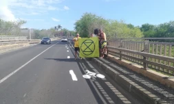 Une piste cyclable éphémère peinte sur le pont de la ravine de Trois Bassins