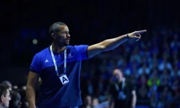 Didier Dinart donne des consignes à ses joueurs opposés à la Russie au Mondial de hand, le 17 janvier à Nantes