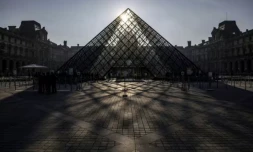 Le musée du Louvre et la pyramide conçue par l'architecte sino-américain Ieoh Ming Pei, le 22 mars 2019 à Paris ( AFP / Christophe ARCHAMBAULT )