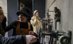 Des visiteurs écoutent de vieux enregistrements dans une exposition à Téhéran, le 4 février 2025 ( AFP / ATTA KENARE )