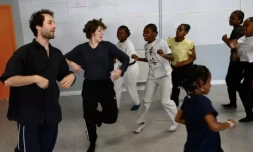 Julien Guillemard (g) et Marion Gautier de Chamacé (2e g) avec des adolescentes du quartier de la Busserie, lors d'un atelier, le 5 juin 2023 à Marseille ( AFP / Christophe SIMON )