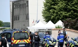 Des gendarmes contrôlent les accès au collège où une surveillante est décédée après avoir été poignardée par un élève de 14 ans, le 10 juin 2025 à Nogent, en Haute-Marne ( AFP / Jean-Christophe VERHAEGEN )