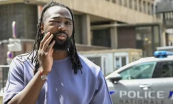 Youssouf Traoré devant un commissariat où il doit récupérer ses affaires après sa sortie de l'hôpital, le 9 juillet 2023 à Paris ( AFP / Bertrand GUAY )