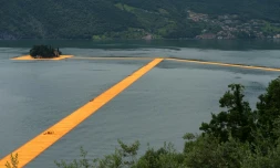 Longues de trois kilomètres, ces passerelles créées par Christo, rejoignent l'île de Monte Isola et celle, toute petite, de San Paolo