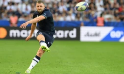 Le demi d'ouverture Finn Russell frappe dans le ballon lors de la victoire de l'Ecosse contre les Tonga,  le 24 septembre 2023 au stade de Nice