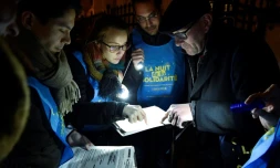 Des volontaires participent à la "Nuit de la solidarité" à Paris le 15 février 201