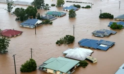 Vue aérienne diffusée le 3 mars 2022 par les forces de défense autraliennes de maisons sous les eaux, le 28 février 2022 à Lismore, en Nouvelle-Galles-du-Sud