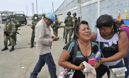Des proches des ouvriers du complexe pétrochimique en attente de nouvelles le 21 avril 2016 à  Coatzacoalcos