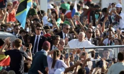 Le pape François salue la foule avant la messe de clÎture des Journées mondiale de la jeunesse (JMJ) à Lisbonne, le 6 août 2023 ( AFP / Pierre-Philippe MARCOU )