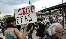 Manifestation pour l'interdiction des PFAS, le 26 mai 2024 à Oullins, dans le Rhône ( AFP / JEAN-PHILIPPE KSIAZEK )