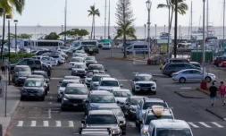 Embouteillage à Waikiki, dans l'île hawaïenne d'Oahu, après un ordre d'évacuation du littoral pour cause d'alerte au tsunami, le 29 juillet 2025 ( AFP / Eugene Tanner )