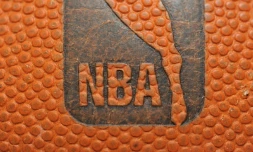 Le logo de la NBA sur un ballon lors du match entre les Denver Nuggets et les Portland Trail Blazers le 28 décembre 2010
