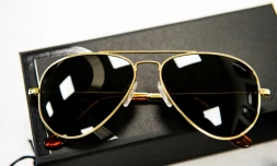 Une paire de lunettes de soleil aviateur "Concorde", le 17 juin 2021 à Randolph, dans le Massachusetts