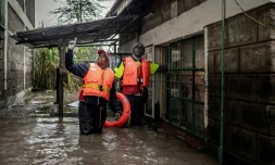 Des membres de la Croix-Rouge recherchent dans une zone inondée des habitants piégés dans leurs maisons après des pluies torrentielles à Kitengela, le 1er mai 2024 au Kenya