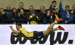 Le centre de Clermont Damien Penaud aplatit un essai face à Bayonne au stade Michelin, le 18 février 2017