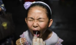 Une enfant se fait tester au Covid-19 le 11 août 2021  à Wuhan, en Chine