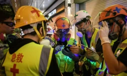 Un groupe de secouristes volontaires coordonnent leur prochaine position lors des manifestations pro-démocratie, le 3 août 2019 à Hong Kong