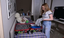 Viktoria (Vika) Shakshyna fait sa valise pour partir en vacances avec sa famille d'accueil à Cusago, en Italie, le 14 avril 2022 