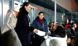 Kim Yo Jong, soeur du leader nord-coréen serre la main du président sud-coréen Moon Jae-in, lors de la cérémonie d'ouverture des Jeux olympiques à Pyeongchang, le 10 février 2018