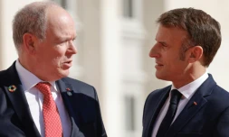 Le président français Emmanuel Macron (d.) salue le prince Albert II de Monaco à son arrivée au château de Villers-Cotterets, dans le nord-est de la France, le 4 octobre 2024