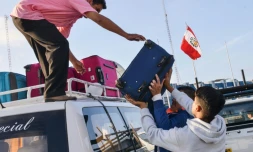 Des Vénézuéliens chargent un véhicule avec leurs affaires avant de fuir vers Tumbes au Pérou, le 23 août 2018